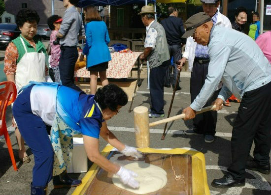 경기도 부천시 오정구 성곡동 어르신들을 위한 한가위 잔치 현장